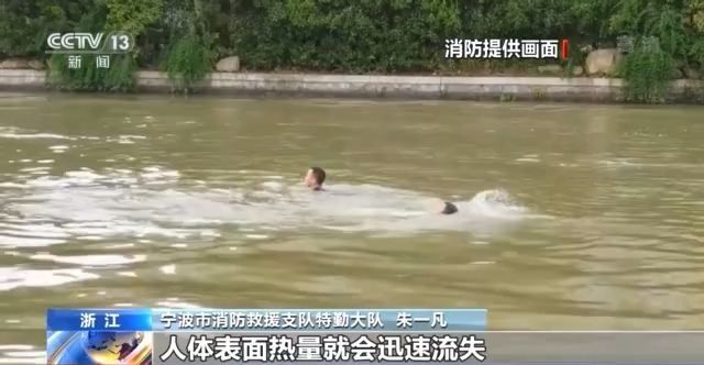 游泳如何在水里浮起来_在水里游泳小技巧有哪些_水里怎么游泳