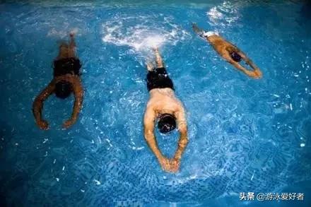 在水里游泳小技巧有哪些_游泳如何在水里浮起来_游泳怎么在水中不沉下去