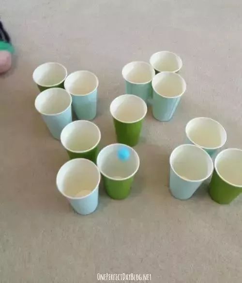 关于踢足球的游戏规则_足球踢球游戏规则_说一说踢足球的游戏规则