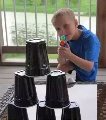 足球踢球游戏规则_关于踢足球的游戏规则_说一说踢足球的游戏规则