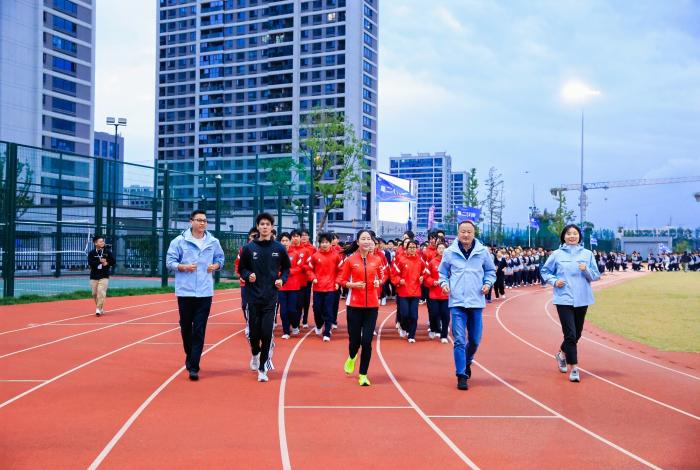 学校运动会冠军_校园运动会竞走冠军_冠军进校园活动