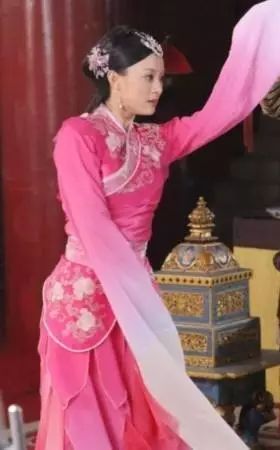 健身扩胸运动视频教程_运动健身教程视频_健身房运动花絮视频