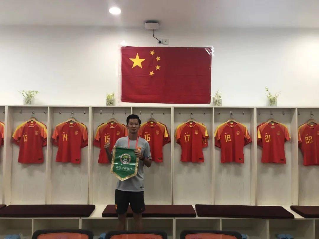 赢得足球赛的英文_赢得冠军用英语_赢得冠军踢足球英语翻译