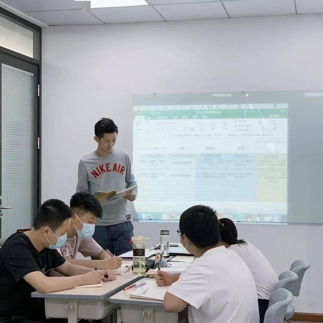 赢得冠军踢足球英语翻译_赢得冠军用英语_赢得足球赛的英文